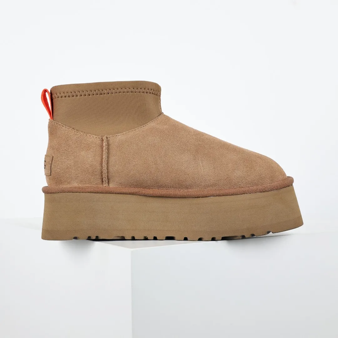 Pick up locally 💰600 Core recommended good price It is a very suitable choice for home furnishings. In the new year, uug launched a series of styles, which are partial to the preferences of young consumers and have also moved to the forefront of fashion trends. Shoe body material: water-repellent coated suede upper, 17 mm UGGPURE™ implantable wool insole, lightweight non-slip and comfortable rubber outsole, with brand LOGO and trademark, with full packaging Size: 35 36 37 38 39 40